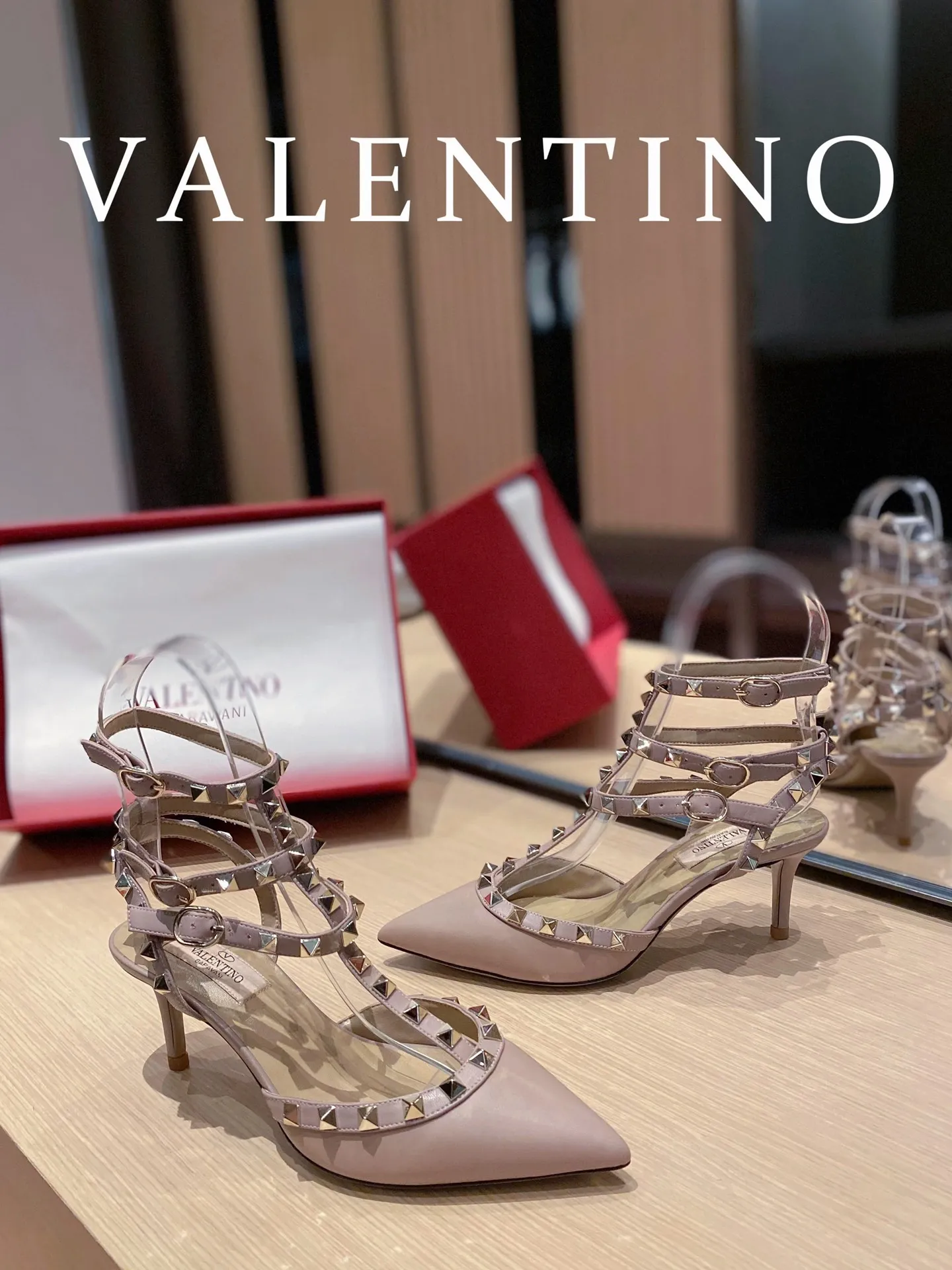 P👟👟Ex-factory price 560👟👟 Women's shoes, women's clothing 𝙑𝙖𝙡𝙚𝙣𝙩𝙞𝙣𝙤/Valentino𝙑𝙏 🎁Latest colors😍ʚ😊ɞ has been an Italian national treasure brand since the 1960s. Timeless and deeply rooted in people's hearts❤ Never out of date. One of the must-have items 〰 ɪɴѓᴏʀᴍᴀᴛɪᴏɴ 〰♡ There are many colors for you to choose from💝Original molded electric rivets (non-oxidized) High-end customized imported cowhide➠Mirror patent leather❗️Details in place🆚Exclusive color card💯Comfortable sheepskin lining✅Imported Italian leather outsole🇮🇹 Size: 35-39 (34.40.41.4👟👟Ex-factory price 4) Also customized♡♡ Heel height: ➠6.5cm